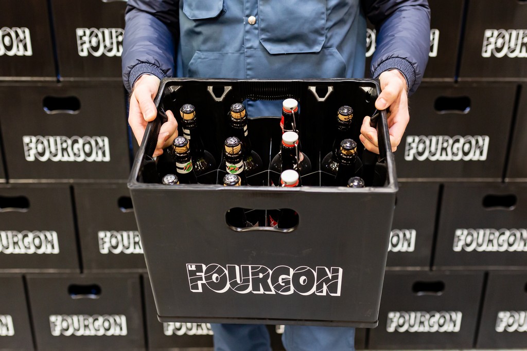 Le fourgon : livraison de boissons consignées - Mouvaux